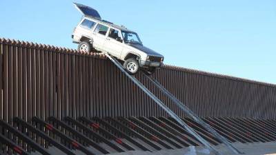 AZ%20Border%20Fence%20Jeep_Photo%201.jpg